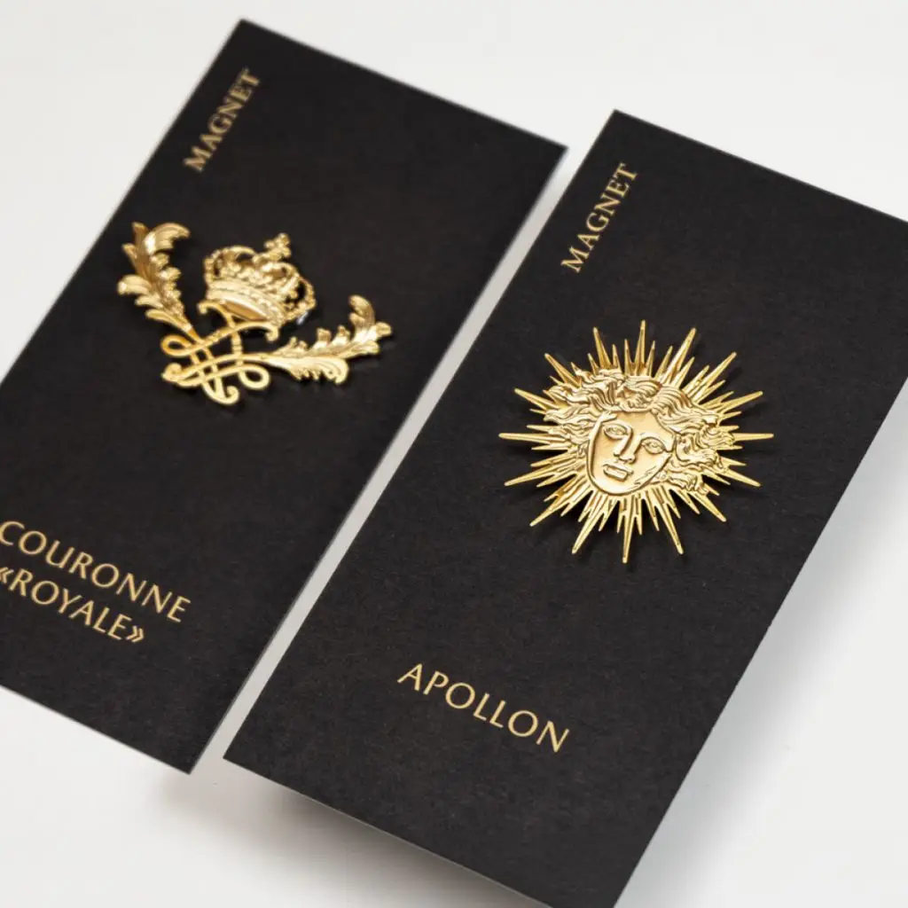 Magnet doré gravé et ajouré représentant l'emblème d'Apollon, créé pour le château de Versailles