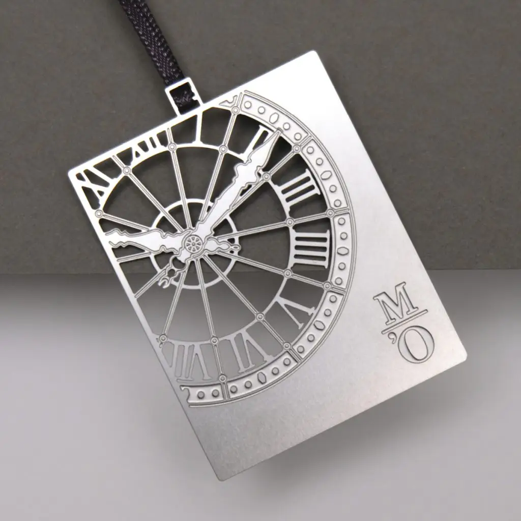 Marque-page à ruban en métal argenté gravé et ajouré représentant l'horloge du musée d'Orsay