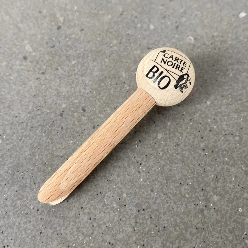 Pince à sachet en bois Pince-mi marquée au logo Carte Noire bio