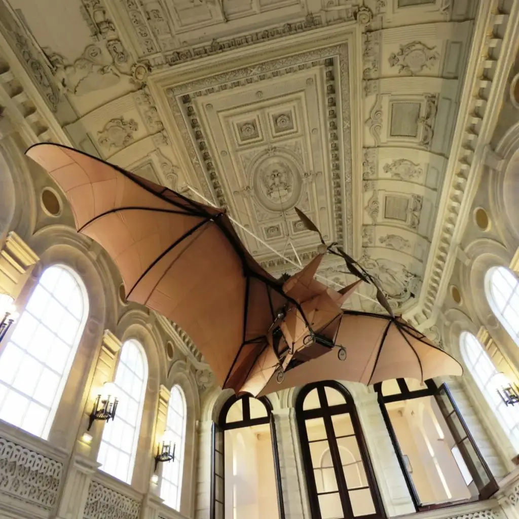 L'avion n°3 de Clément Ader suspendu dans la chapelle du musée des Arts et Métiers