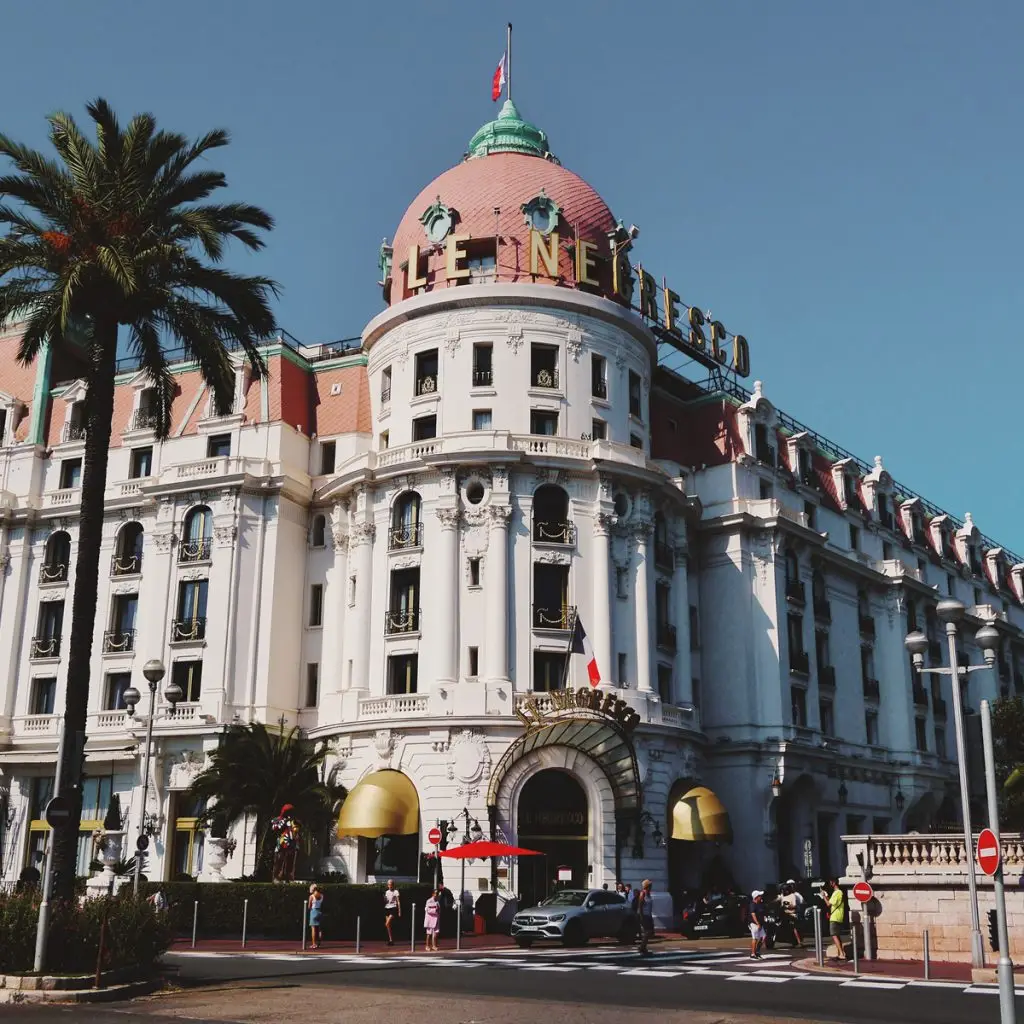 Façade du Negresco et sa coupole rose sur la promenade des Anglais, à Nice